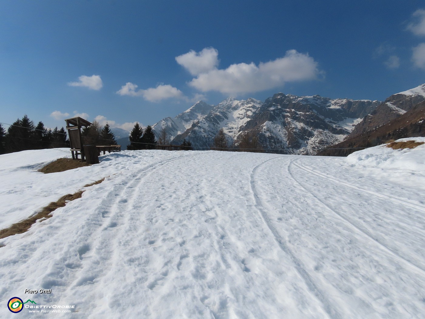 48 Finalmente  sulla pista da sci di fondo si cammina senza affondi.JPG